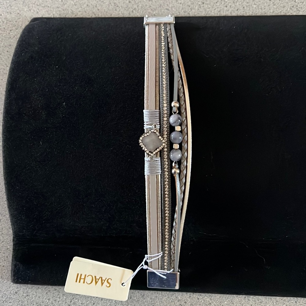 Bracelet beautiful handcrafted 5 thin bands clasp closure